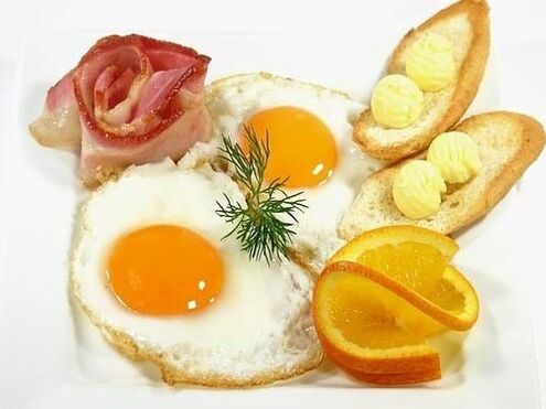 steikt egg með beikoni sem bannaðan mat við magabólgu